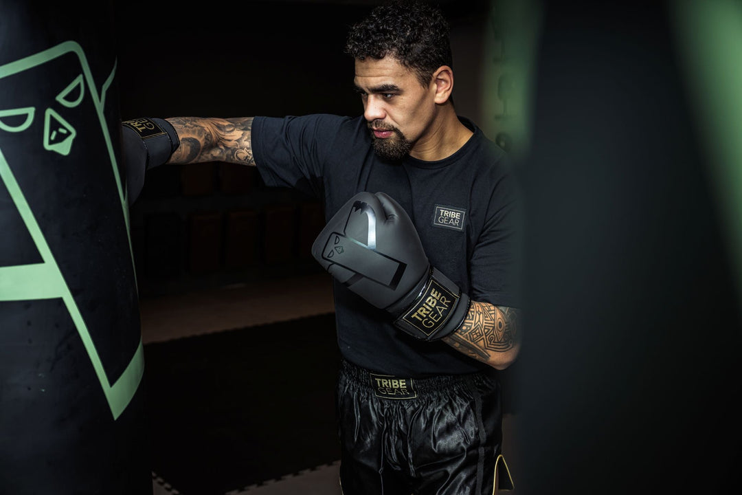 Volledige Kickboks Uitrusting: Bokshandschoenen, Muay Thai Shorts, Scheenbeschermers en Bandages