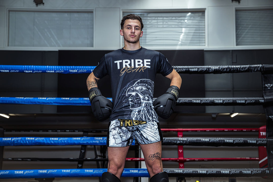 Kickbokser met TribeGear Muay Thai shorts en bokshandschoenen in de ring