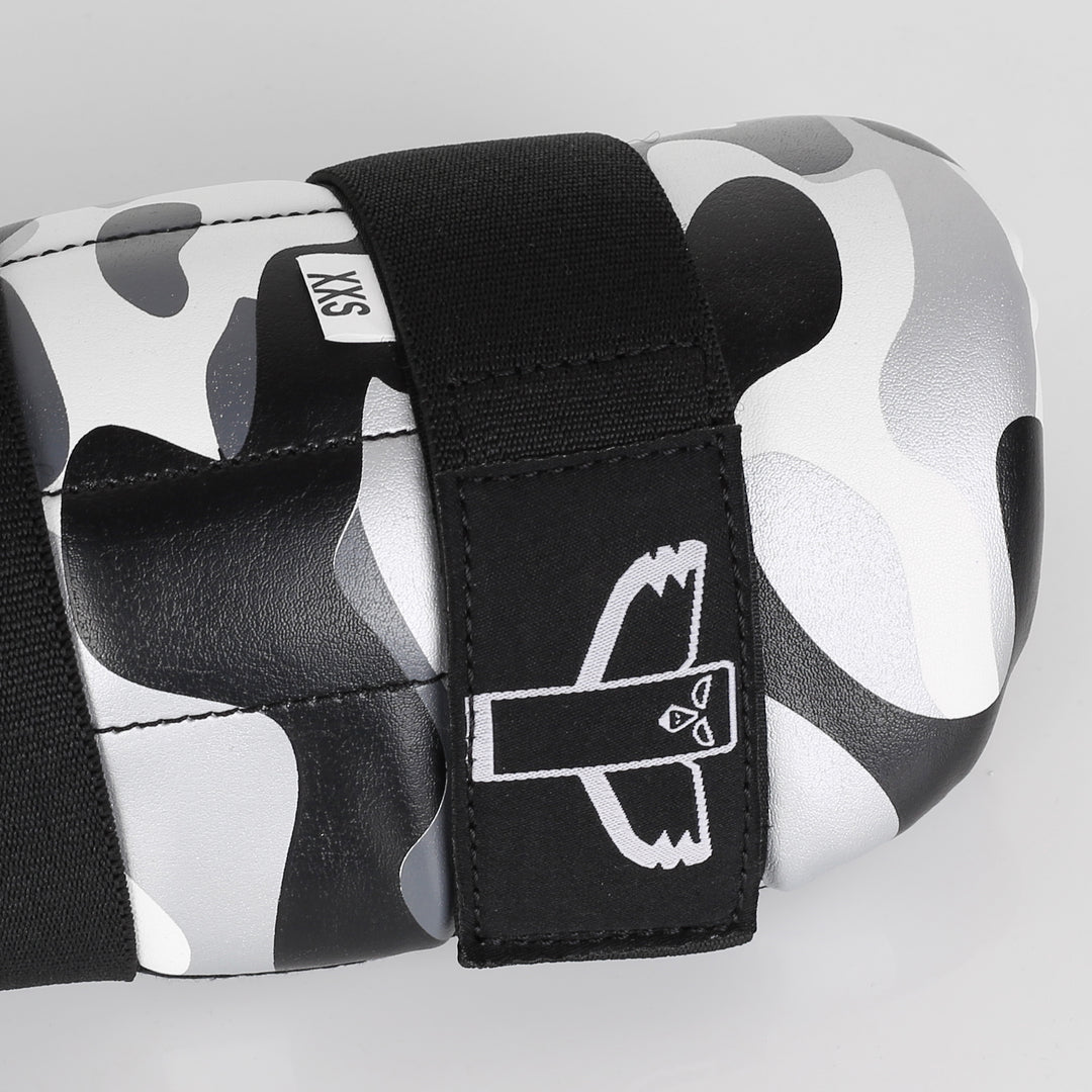 Detail van camouflage kickboksen scheenbeschermers met TribeGear logo