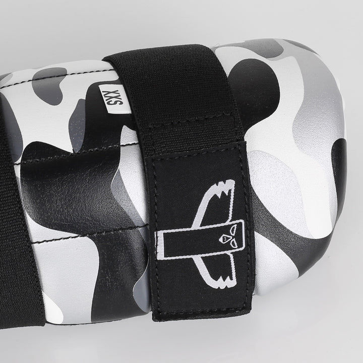 Detail van camouflage kickboksen scheenbeschermers met TribeGear logo