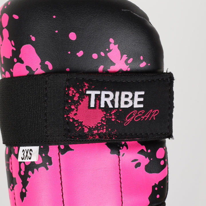 TribeGear logo op roze splash kickboksen scheenbeschermers detail