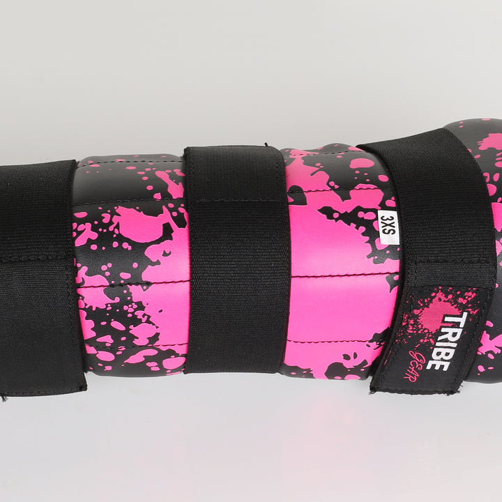 Sluiting van roze splash kickboksen scheenbeschermers van TribeGear