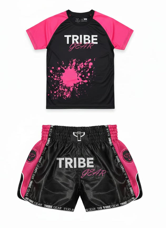 Kickboksen set voor kinderen met TribeGear shirt en Muay Thai shorts in roze zwart design