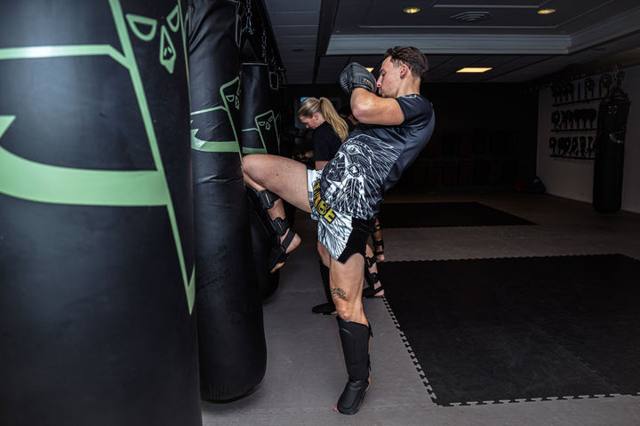 Kickboksen knietrap training op bokszak met TribeGear Muay Thai gear