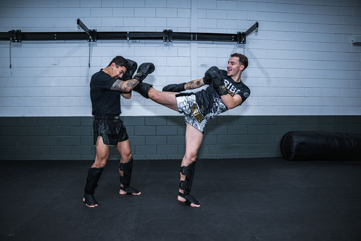 Kickboksen sparring met Muay Thai trap tijdens training met TribeGear gear