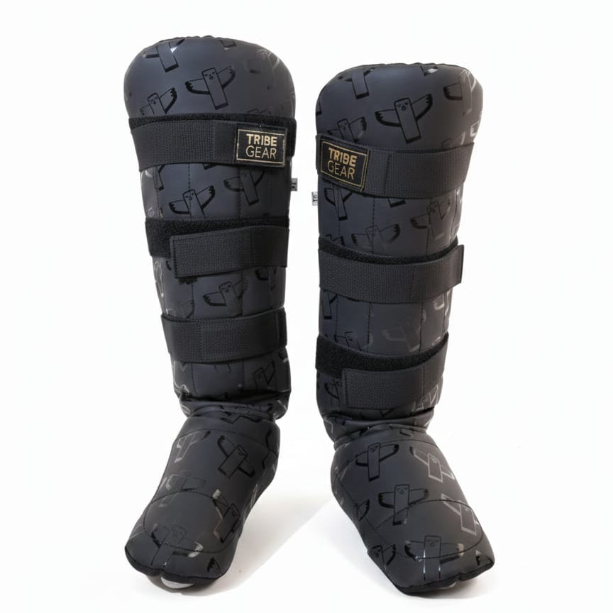 TribeGear scheenbeschermers voor kickboksen en Muay Thai met zwarte en gouden details