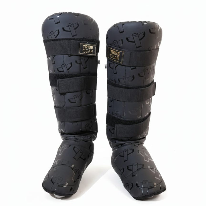 TribeGear scheenbeschermers voor kickboksen en Muay Thai met zwarte en gouden details