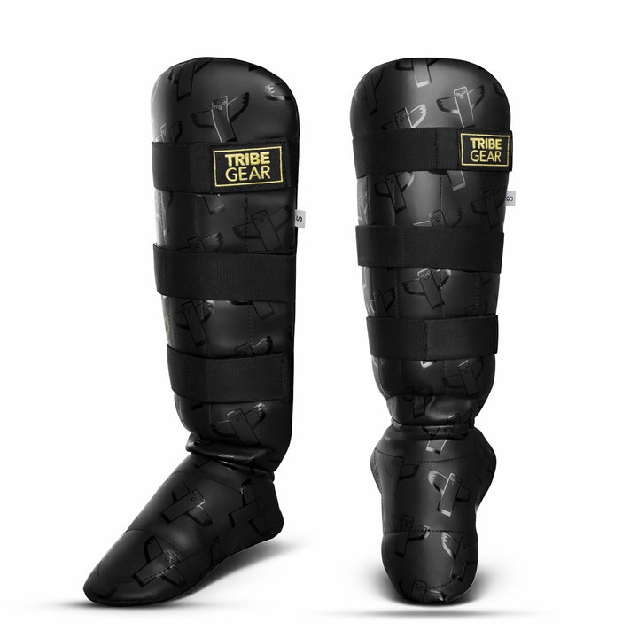Zwarte TribeGear scheenbeschermers voor kickboksen en Muay Thai training