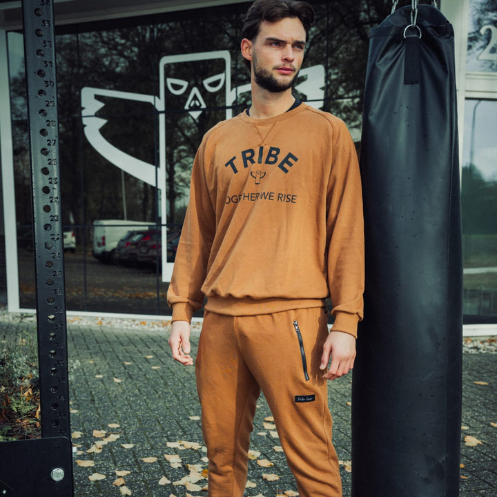 Bruine TribeGear jogger trainingsbroek gedragen bij kickboks training bij bokszak 🥊