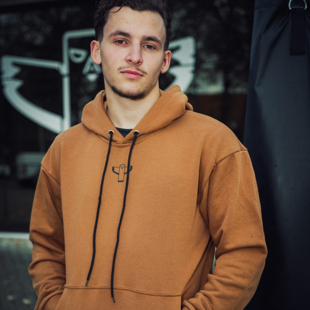 Bruine TribeGear sport hoodie gedragen bij bokszak training voor kickboksen
