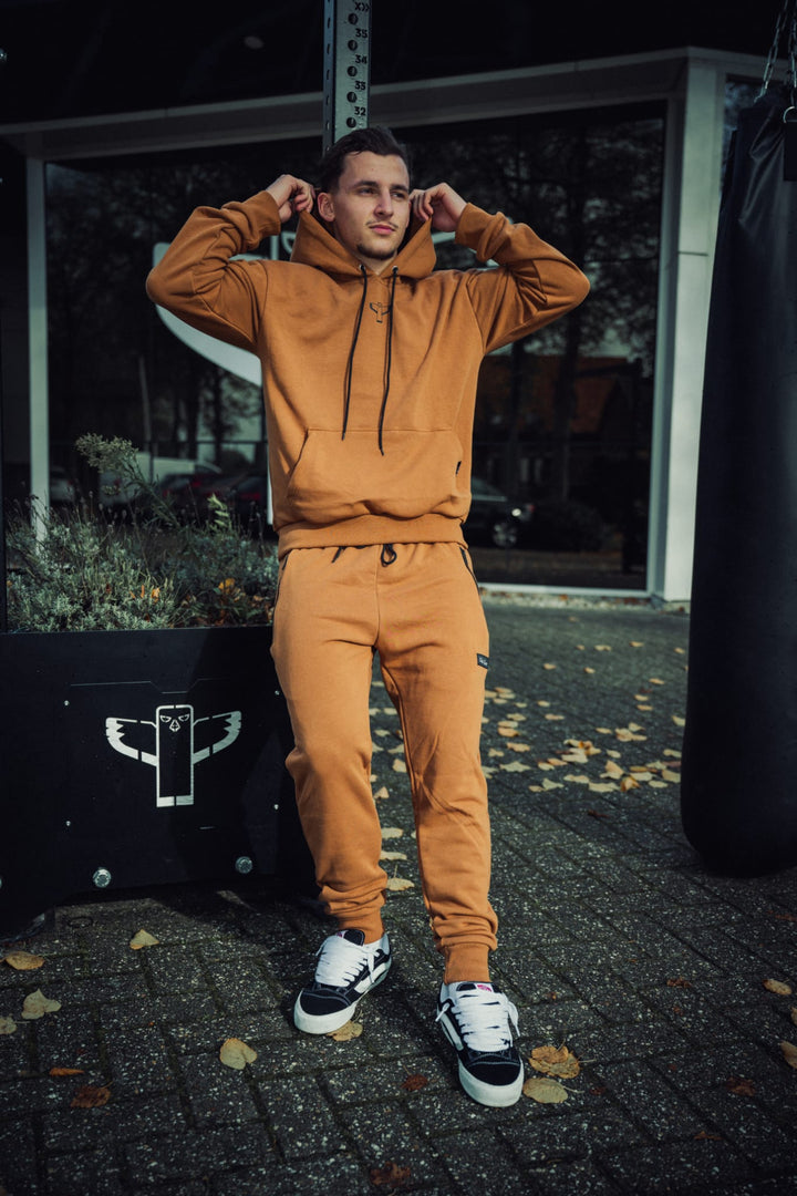 Bruine TribeGear hoodie en jogger trainingsset gedragen bij kickboks training
