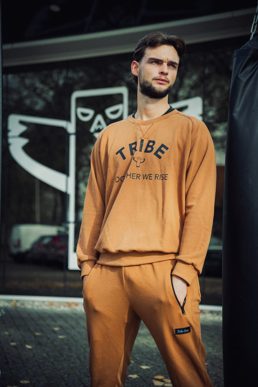 Bruine TribeGear jogger trainingsbroek gedragen bij bokszak training voor kickboksen
