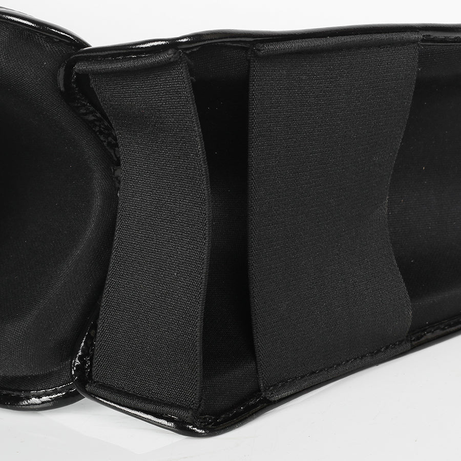 Detail van elastische banden aan de binnenzijde van TribeGear Hard Label scheenbeschermers