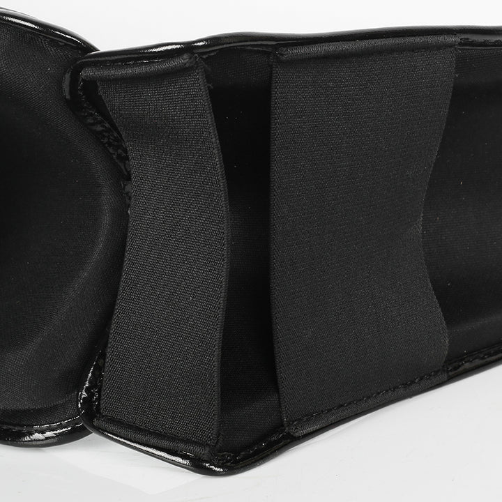 Detail van elastische banden aan de binnenzijde van TribeGear Hard Label scheenbeschermers