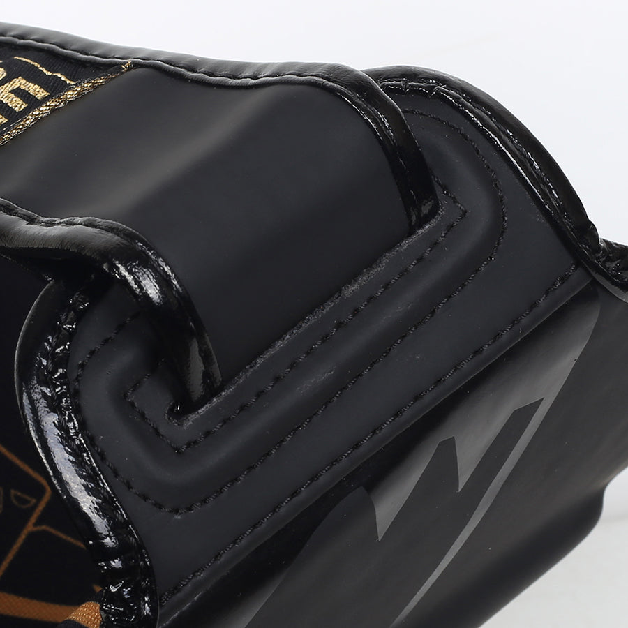 Detail van klittenband sluiting op TribeGear Gold Label scheenbeschermers