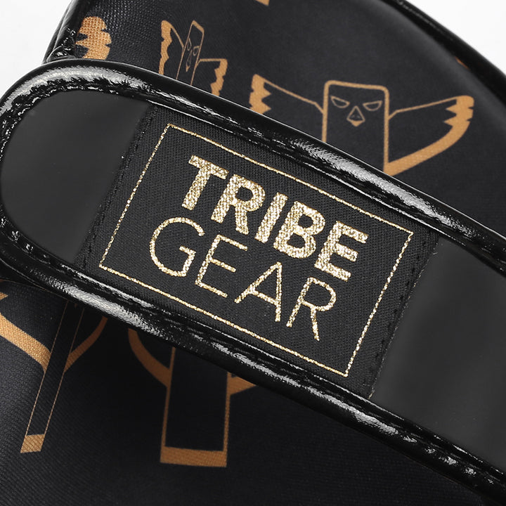 TribeGear Gold Label scheenbeschermers detail van logo op klittenband strap