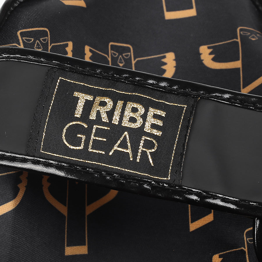 Detail van TribeGear logo op Gold Label scheenbeschermers