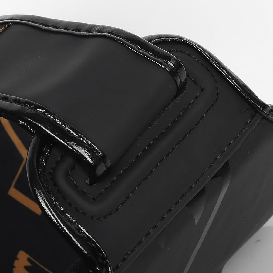 Detail van de klittenbandsluiting van de TribeGear Gold Label scheenbescherm