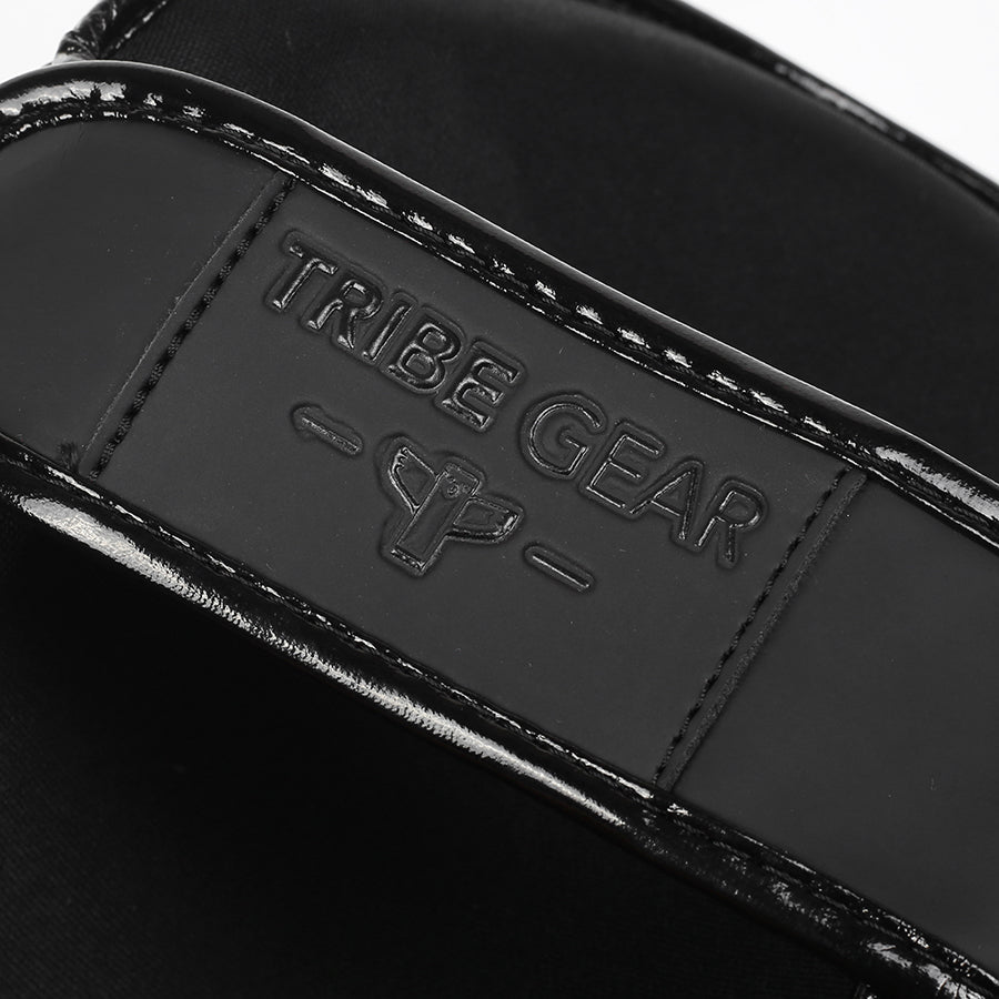 Detail van TribeGear logo op zwarte Hard Label scheenbeschermers
