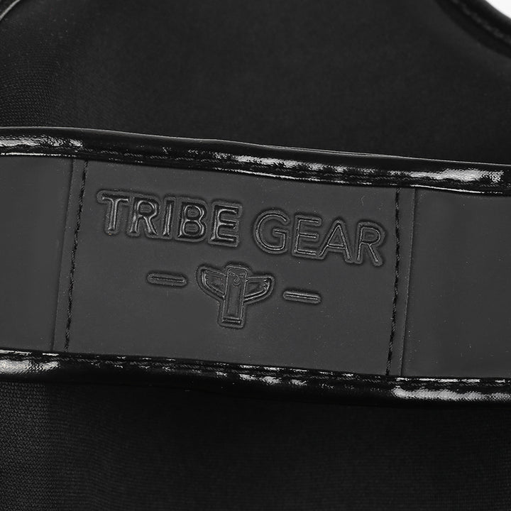Detail van TribeGear logo op zwarte scheenbeschermers