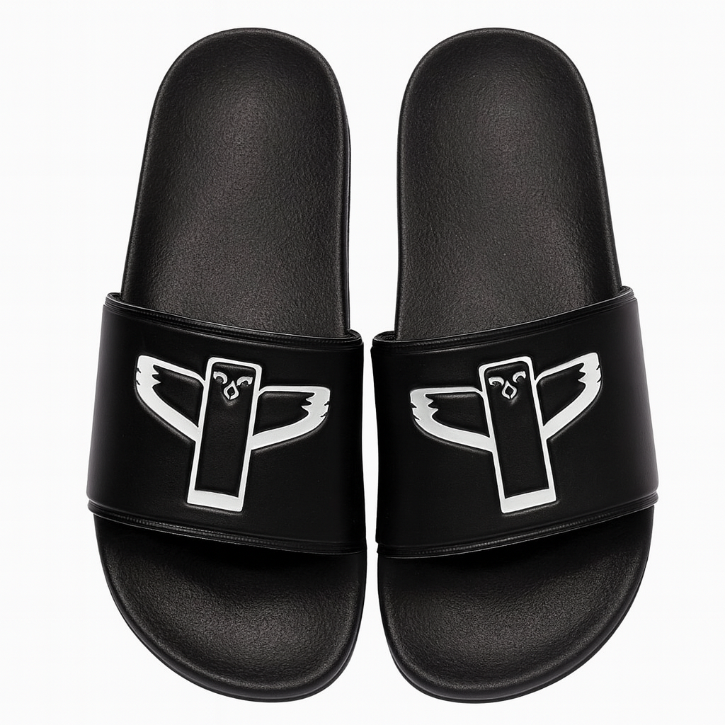 Zwarte TribeGear slippers met wit logo voor sport, gym en training

