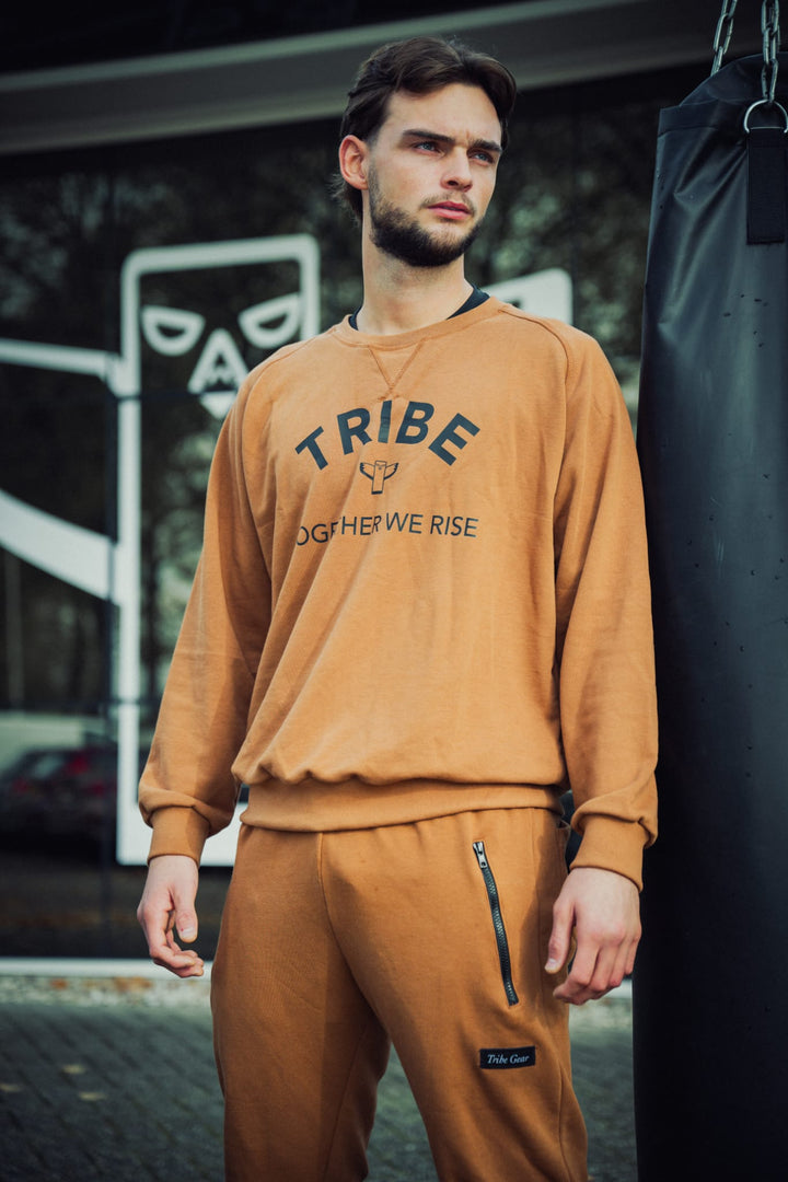 Bruine TribeGear sweater gedragen bij bokszak tijdens kickboks training buiten 🥊