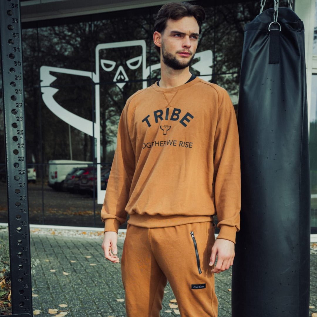 Bruine TribeGear trainingsbroek gedragen tijdens kickboks training bij bokszak