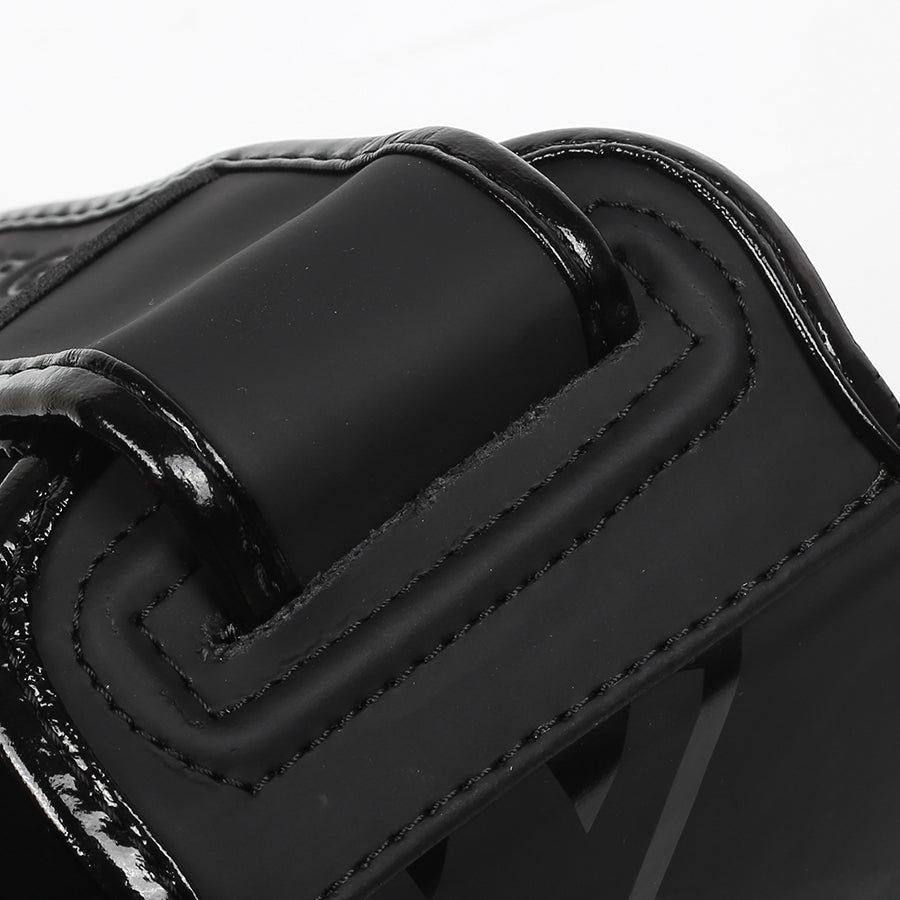 Detail van klittenband sluiting op TribeGear Hard Label scheenbeschermers