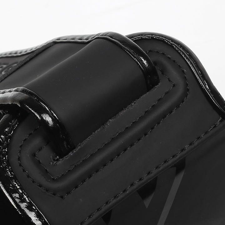 Detail van klittenband sluiting op TribeGear Hard Label scheenbeschermers